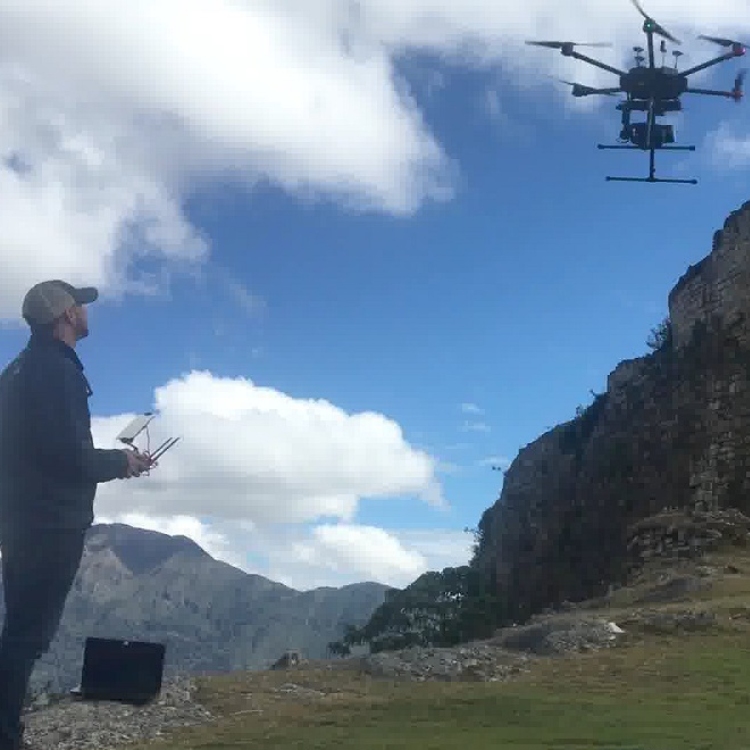 用激光雷达扫描秘鲁安第斯山脉高处考古遗址的无人驾驶飞机
